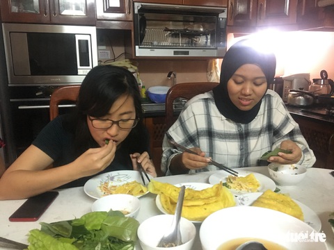 Đến TP.HCM, đại biểu SSEAYP mê cơm nhà với canh chua cá lóc, cua rang me - Ảnh 7. Đến TP.HCM, đại biểu SSEAYP mê cơm nhà với canh chua cá lóc, cua rang me - Ảnh 7.