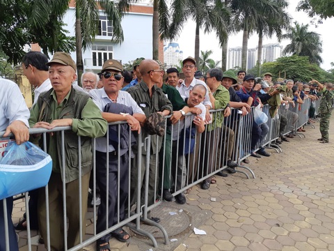 Khán giả thương binh xếp hàng dài đăng ký mua vé trận Việt Nam - UAE - Ảnh 1. Khán giả thương binh xếp hàng dài đăng ký mua vé trận Việt Nam - UAE - Ảnh 1.
