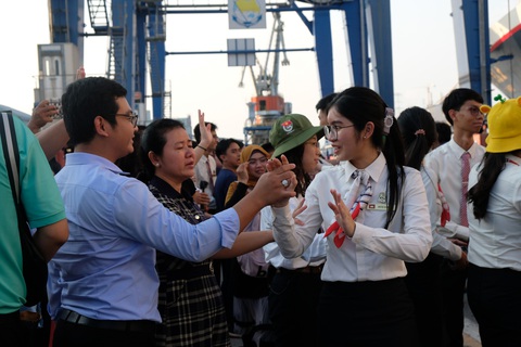 Thủ lĩnh tàu Nippon Maru đàn piano tạm biệt TP.HCM - Ảnh 6. Thủ lĩnh tàu Nippon Maru đàn piano tạm biệt TP.HCM - Ảnh 6.