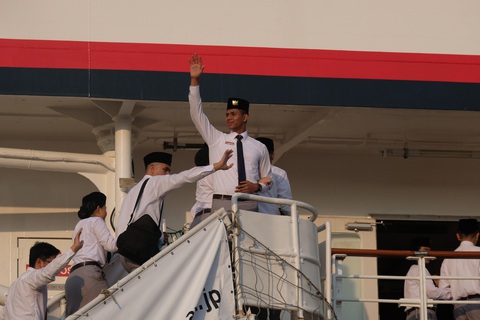 Thủ lĩnh tàu Nippon Maru đàn piano tạm biệt TP.HCM - Ảnh 5. Thủ lĩnh tàu Nippon Maru đàn piano tạm biệt TP.HCM - Ảnh 5.