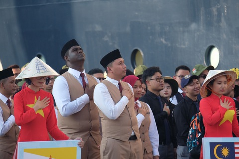 Thủ lĩnh tàu Nippon Maru đàn piano tạm biệt TP.HCM - Ảnh 9. Thủ lĩnh tàu Nippon Maru đàn piano tạm biệt TP.HCM - Ảnh 9.