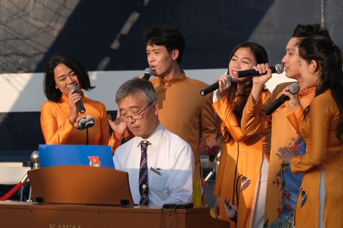 Thủ lĩnh tàu Nippon Maru đàn piano tạm biệt TP.HCM - Ảnh 2. Thủ lĩnh tàu Nippon Maru đàn piano tạm biệt TP.HCM - Ảnh 2.