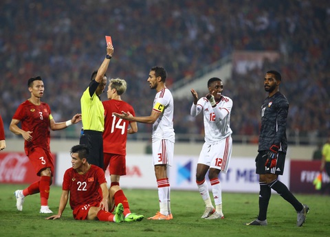 Thắng UAE 1-0, tuyển Việt Nam vươn lên đầu bảng - Ảnh 1. Thắng UAE 1-0, tuyển Việt Nam vươn lên đầu bảng - Ảnh 1.