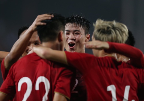 Thắng UAE 1-0, tuyển Việt Nam vươn lên đầu bảng - Ảnh 3. Thắng UAE 1-0, tuyển Việt Nam vươn lên đầu bảng - Ảnh 3.