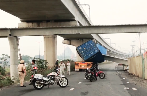 Công an vào cuộc vụ sập dầm cầu vượt đi bộ Suối Tiên - Ảnh 2. Công an vào cuộc vụ sập dầm cầu vượt đi bộ Suối Tiên - Ảnh 2.