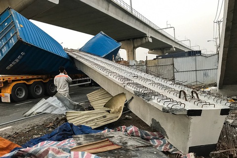 Công an vào cuộc vụ sập dầm cầu vượt đi bộ Suối Tiên - Ảnh 1. Công an vào cuộc vụ sập dầm cầu vượt đi bộ Suối Tiên - Ảnh 1.