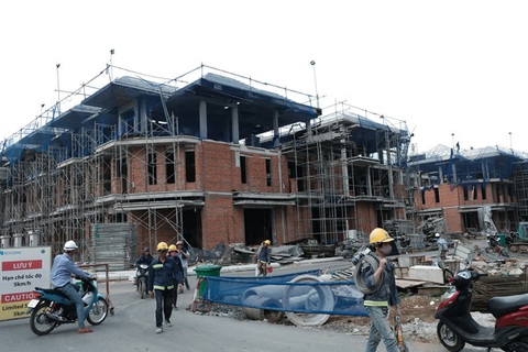 Vụ xây lụi 110 biệt thự ở quận 7: Kiến nghị chưa áp dụng biện pháp khắc phục hậu quả - Ảnh 1. Vụ xây lụi 110 biệt thự ở quận 7: Kiến nghị chưa áp dụng biện pháp khắc phục hậu quả - Ảnh 1.