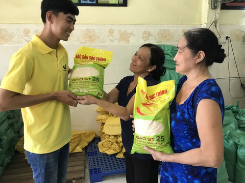 Cha đẻ gạo ST25 ngon nhất thế giới vừa xuống máy bay trả lời Tuổi Trẻ ngay - Ảnh 5. Cha đẻ gạo ST25 ngon nhất thế giới vừa xuống máy bay trả lời Tuổi Trẻ ngay - Ảnh 5.