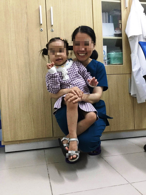 Bác sĩ Huế phối hợp với bác sĩ Mỹ, Pháp trị khối u quái dị cho bệnh nhi - Ảnh 2. Bác sĩ Huế phối hợp với bác sĩ Mỹ, Pháp trị khối u quái dị cho bệnh nhi - Ảnh 2.