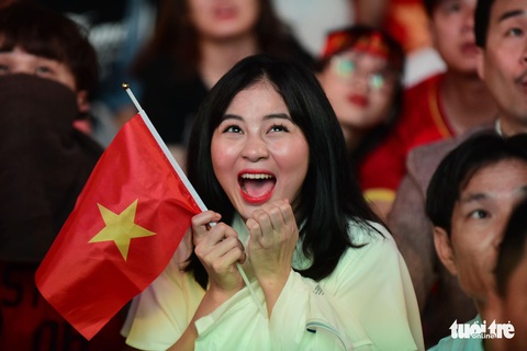 Phố đi bộ Nguyễn Huệ ngập tràn cờ, kèn cổ vũ tuyển Việt Nam - Ảnh 1. Phố đi bộ Nguyễn Huệ ngập tràn cờ, kèn cổ vũ tuyển Việt Nam - Ảnh 1.