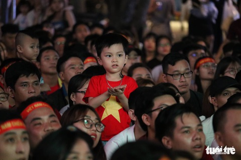 Phố đi bộ Nguyễn Huệ ngập tràn cờ, kèn cổ vũ tuyển Việt Nam - Ảnh 8. Phố đi bộ Nguyễn Huệ ngập tràn cờ, kèn cổ vũ tuyển Việt Nam - Ảnh 8.
