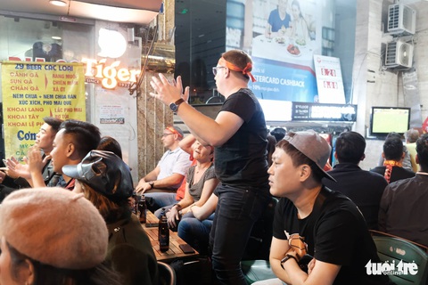 Du khách nước ngoài chung vui với chiến thắng của tuyển Việt Nam - Ảnh 5. Du khách nước ngoài chung vui với chiến thắng của tuyển Việt Nam - Ảnh 5.