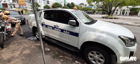 Tạm giữ ôtô ‘An ninh miền Bắc’ gắn đèn ưu tiên vì vi phạm luật giao thông - Ảnh 1. Tạm giữ ôtô ‘An ninh miền Bắc’ gắn đèn ưu tiên vì vi phạm luật giao thông - Ảnh 1.