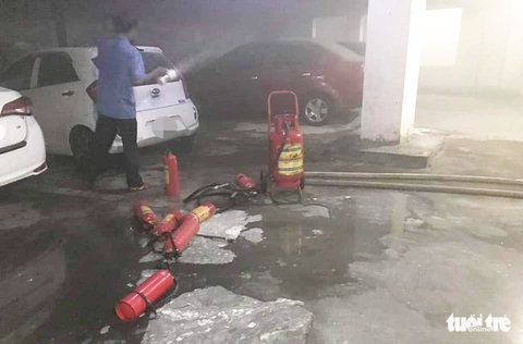 Ôtô cháy trong hầm chung cư, dân tháo chạy tán loạn trong đêm - Ảnh 2. Ôtô cháy trong hầm chung cư, dân tháo chạy tán loạn trong đêm - Ảnh 2.