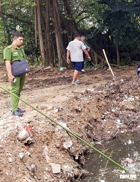 Vụ đổ trộm chất thải ở quận 12: Lấy mẫu điều tra - Ảnh 2. Vụ đổ trộm chất thải ở quận 12: Lấy mẫu điều tra - Ảnh 2.