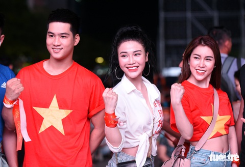 Phố đi bộ Nguyễn Huệ ngập tràn cờ, kèn cổ vũ tuyển Việt Nam - Ảnh 6. Phố đi bộ Nguyễn Huệ ngập tràn cờ, kèn cổ vũ tuyển Việt Nam - Ảnh 6.