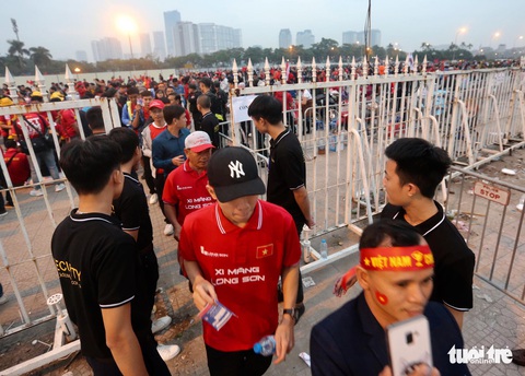 Mỹ Đình rào thép gai bảo vệ trận Việt Nam - UAE - Ảnh 3. Mỹ Đình rào thép gai bảo vệ trận Việt Nam - UAE - Ảnh 3.
