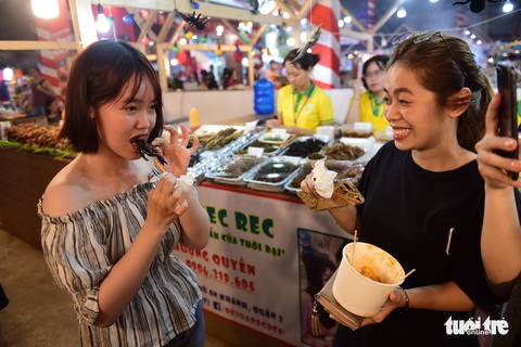 Chiêu đãi thực khách quốc tế với bánh căn, đuông dừa, bọ cạp chiên... - Ảnh 8. Chiêu đãi thực khách quốc tế với bánh căn, đuông dừa, bọ cạp chiên... - Ảnh 8.