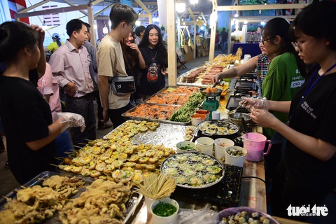 Chiêu đãi thực khách quốc tế với bánh căn, đuông dừa, bọ cạp chiên... - Ảnh 1. Chiêu đãi thực khách quốc tế với bánh căn, đuông dừa, bọ cạp chiên... - Ảnh 1.