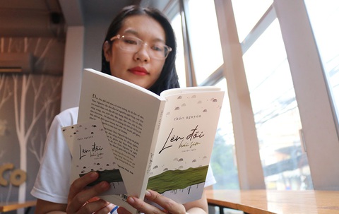 Lên đồi hái sim: Tình người - một chốn đi về - Ảnh 1. Lên đồi hái sim: Tình người - một chốn đi về - Ảnh 1.