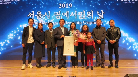 Người Việt đầu tiên được vinh danh Công dân danh dự Seoul là người Đà Nẵng - Ảnh 2. Người Việt đầu tiên được vinh danh Công dân danh dự Seoul là người Đà Nẵng - Ảnh 2.