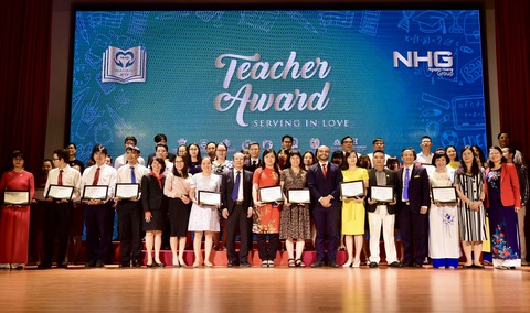 Tôn vinh 51 người thầy phục vụ trong yêu thương - Ảnh 1. Tôn vinh 51 người thầy phục vụ trong yêu thương - Ảnh 1.