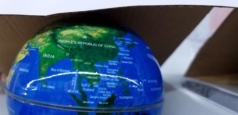 Siêu thị bày bán địa cầu có đường lưỡi bò, bị phạt 1,5 triệu đồng và buộc tiêu hủy - Ảnh 1. Siêu thị bày bán địa cầu có đường lưỡi bò, bị phạt 1,5 triệu đồng và buộc tiêu hủy - Ảnh 1.