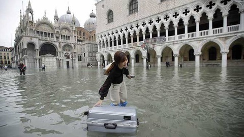 Venice ban bố tình trạng khẩn cấp vì lụt thiệt hại hàng triệu USD - Ảnh 3. Venice ban bố tình trạng khẩn cấp vì lụt thiệt hại hàng triệu USD - Ảnh 3.