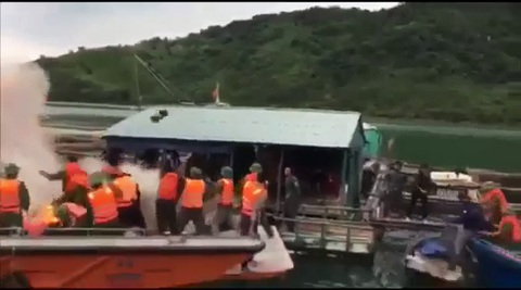 Đoàn cưỡng chế bè nuôi thủy sản ở Quảng Ninh bị quăng bom xăng - Ảnh 1. Đoàn cưỡng chế bè nuôi thủy sản ở Quảng Ninh bị quăng bom xăng - Ảnh 1.