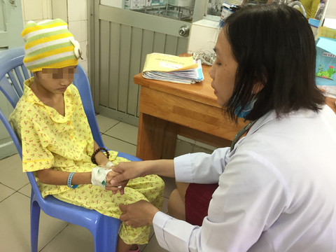 Cứu bé gái bị rắn cạp nia cắn khi đang ngủ - Ảnh 1. Cứu bé gái bị rắn cạp nia cắn khi đang ngủ - Ảnh 1.