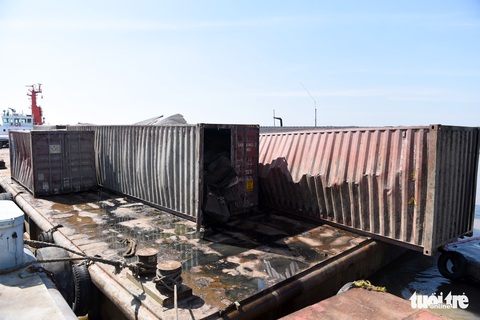 Trục vớt tàu chìm tại Cần Giờ phát hiện nhiều container rách bươm - Ảnh 6. Trục vớt tàu chìm tại Cần Giờ phát hiện nhiều container rách bươm - Ảnh 6.