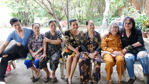 Đoàn phim Song Lang trao quà tại Viện dưỡng lão Nghệ sĩ - Ảnh 1. Đoàn phim Song Lang trao quà tại Viện dưỡng lão Nghệ sĩ - Ảnh 1.