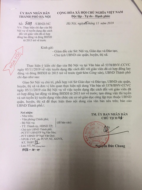 Cùng một ngày, giáo viên hợp đồng Hà Nội hoang mang vì nhận 2 văn bản trái ngược từ thành phố - Ảnh 1. Cùng một ngày, giáo viên hợp đồng Hà Nội hoang mang vì nhận 2 văn bản trái ngược từ thành phố - Ảnh 1.