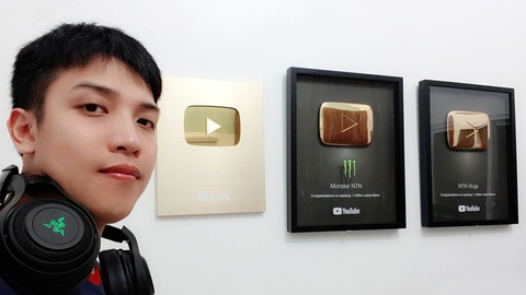 Rợn người với video thả 100 con dao từ trên cao của YouTuber Việt - Ảnh 2. Rợn người với video thả 100 con dao từ trên cao của YouTuber Việt - Ảnh 2.
