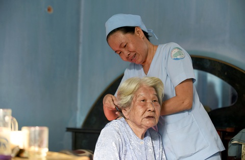 Nữ hộ lý gần 20 năm chăm sóc người dưng - Ảnh 6. Nữ hộ lý gần 20 năm chăm sóc người dưng - Ảnh 6.