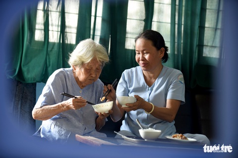 Nữ hộ lý gần 20 năm chăm sóc người dưng - Ảnh 9. Nữ hộ lý gần 20 năm chăm sóc người dưng - Ảnh 9.