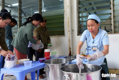 Nữ hộ lý gần 20 năm chăm sóc người dưng - Ảnh 5. Nữ hộ lý gần 20 năm chăm sóc người dưng - Ảnh 5.
