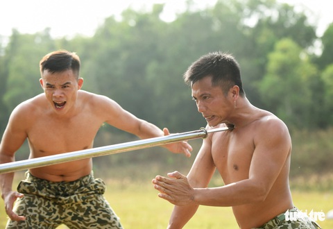 Vào lò đào tạo xem người sắt bay vèo vèo qua vòng lửa - Ảnh 3. Vào lò đào tạo xem người sắt bay vèo vèo qua vòng lửa - Ảnh 3.