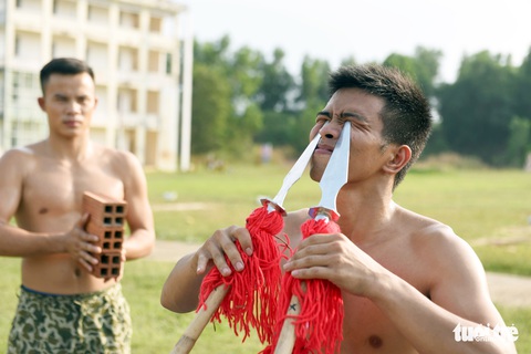 Vào lò đào tạo xem người sắt bay vèo vèo qua vòng lửa - Ảnh 10. Vào lò đào tạo xem người sắt bay vèo vèo qua vòng lửa - Ảnh 10.