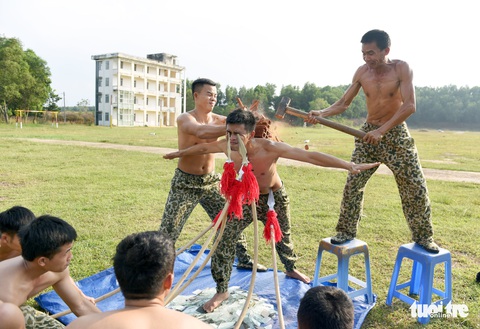 Vào lò đào tạo xem người sắt bay vèo vèo qua vòng lửa - Ảnh 11. Vào lò đào tạo xem người sắt bay vèo vèo qua vòng lửa - Ảnh 11.