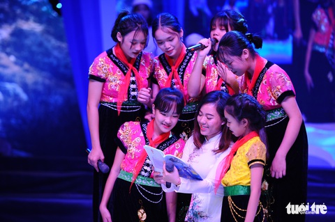 Các em không được chọn nơi sinh ra, nhưng các em có quyền được học chữ - Ảnh 1. Các em không được chọn nơi sinh ra, nhưng các em có quyền được học chữ - Ảnh 1.