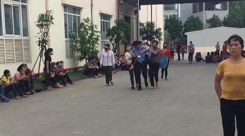 Nghi hít khí độc, hàng loạt công nhân công ty giày da xỉu tại chỗ - Ảnh 2. Nghi hít khí độc, hàng loạt công nhân công ty giày da xỉu tại chỗ - Ảnh 2.