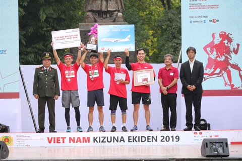Giải chạy Kizuna Ekiden 2019: Ngày hội thể thao gắn kết tình hữu nghị - Ảnh 9. Giải chạy Kizuna Ekiden 2019: Ngày hội thể thao gắn kết tình hữu nghị - Ảnh 9.