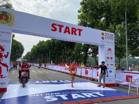 Giải chạy Kizuna Ekiden 2019: Ngày hội thể thao gắn kết tình hữu nghị - Ảnh 23. Giải chạy Kizuna Ekiden 2019: Ngày hội thể thao gắn kết tình hữu nghị - Ảnh 23.