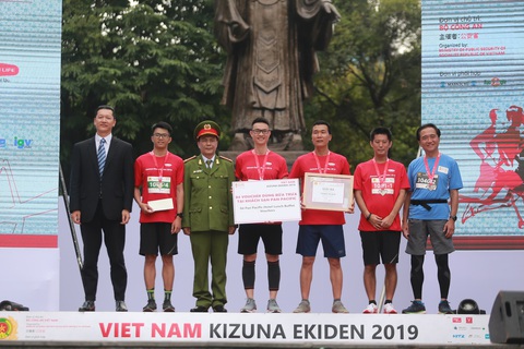 Giải chạy Kizuna Ekiden 2019: Ngày hội thể thao gắn kết tình hữu nghị - Ảnh 4. Giải chạy Kizuna Ekiden 2019: Ngày hội thể thao gắn kết tình hữu nghị - Ảnh 4.