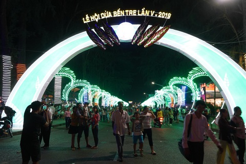 Hàng chục ngàn người tham dự Lễ hội dừa Bến Tre 2019 - Ảnh 4. Hàng chục ngàn người tham dự Lễ hội dừa Bến Tre 2019 - Ảnh 4.