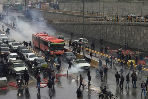 Giá xăng tăng ngày trước, ngày sau dân xuống đường biểu tình ở Iran - Ảnh 2. Giá xăng tăng ngày trước, ngày sau dân xuống đường biểu tình ở Iran - Ảnh 2.