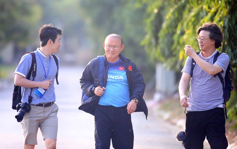 Ông Park cấm cửa phóng viên Thái Lan - Ảnh 2. Ông Park cấm cửa phóng viên Thái Lan - Ảnh 2.