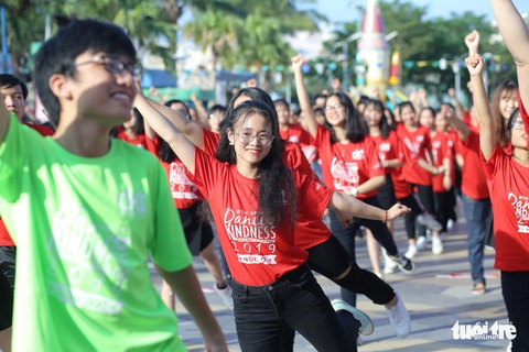 Hoa hậu Tiểu Vy nhảy vì sự tử tế cùng hàng ngàn bạn trẻ - Ảnh 3. Hoa hậu Tiểu Vy nhảy vì sự tử tế cùng hàng ngàn bạn trẻ - Ảnh 3.