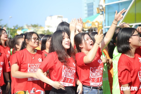 Hoa hậu Tiểu Vy nhảy vì sự tử tế cùng hàng ngàn bạn trẻ - Ảnh 6. Hoa hậu Tiểu Vy nhảy vì sự tử tế cùng hàng ngàn bạn trẻ - Ảnh 6.